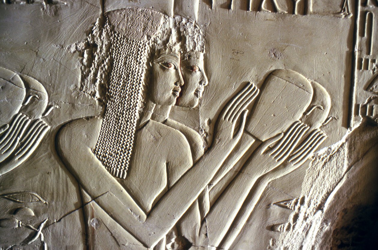 Ägyptische Antike: junge Mädchen, die Opfergaben darbringen. Grab von Kherouef (TT192) (18. Dynastie) von Egyptian 18th Dynasty