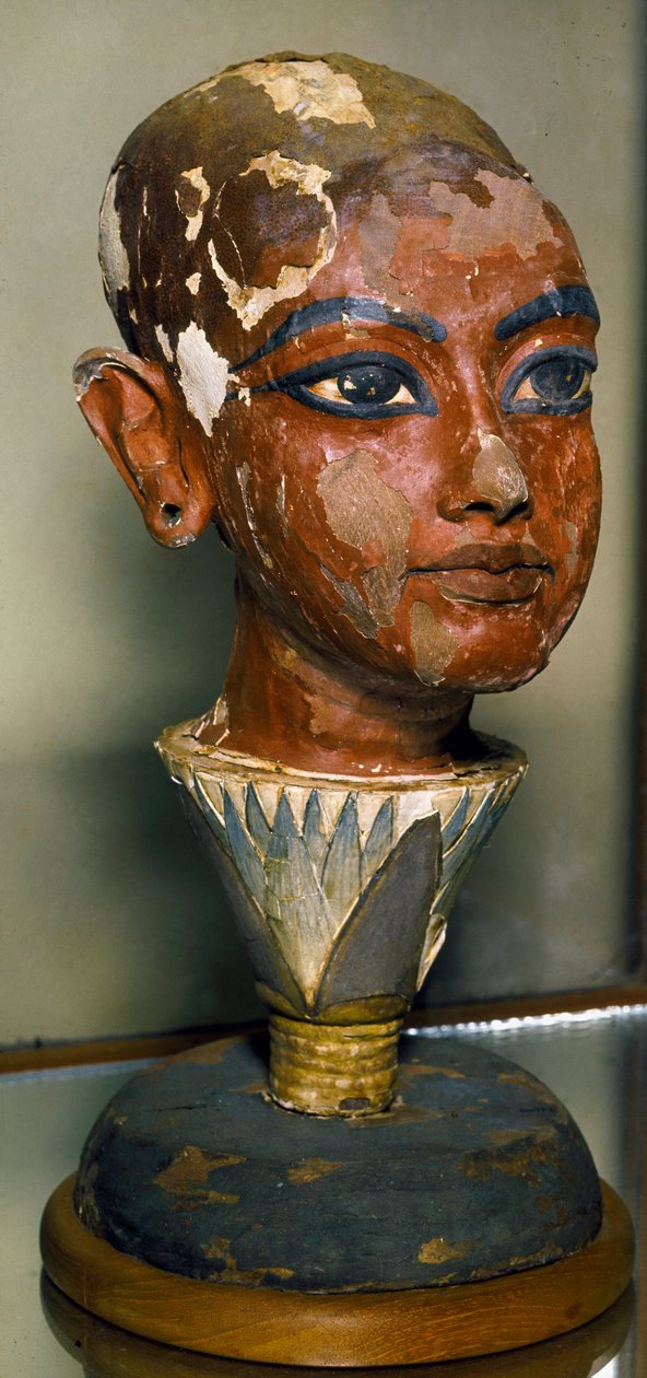 Ägyptische Antiquität: Porträt des jungen Pharao Tutanchamun, unterstützt von einem Lotusblatt. Bemalte Holzschnitzerei. Aus dem Schatz von Tutanchamun. Ägyptisches Museum, Kairo von Egyptian 18th Dynasty