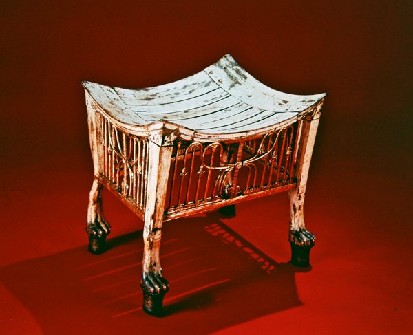 Fußschemel, benutzt vom Kinderkönig zu Beginn seiner Herrschaft, aus dem Grab von Tutanchamun, Neues Reich von Egyptian 18th Dynasty