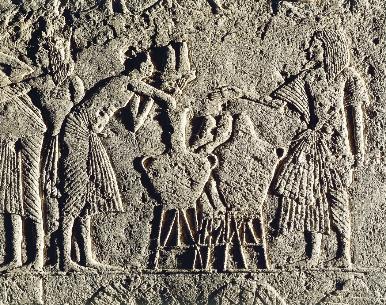 Leben in einem Militärlager: Arbeiter bei der Getränkekontrolle (Wein und Bier), Relief aus dem Grab von Horemheb in Saqqara (Detail) von Egyptian 18th Dynasty