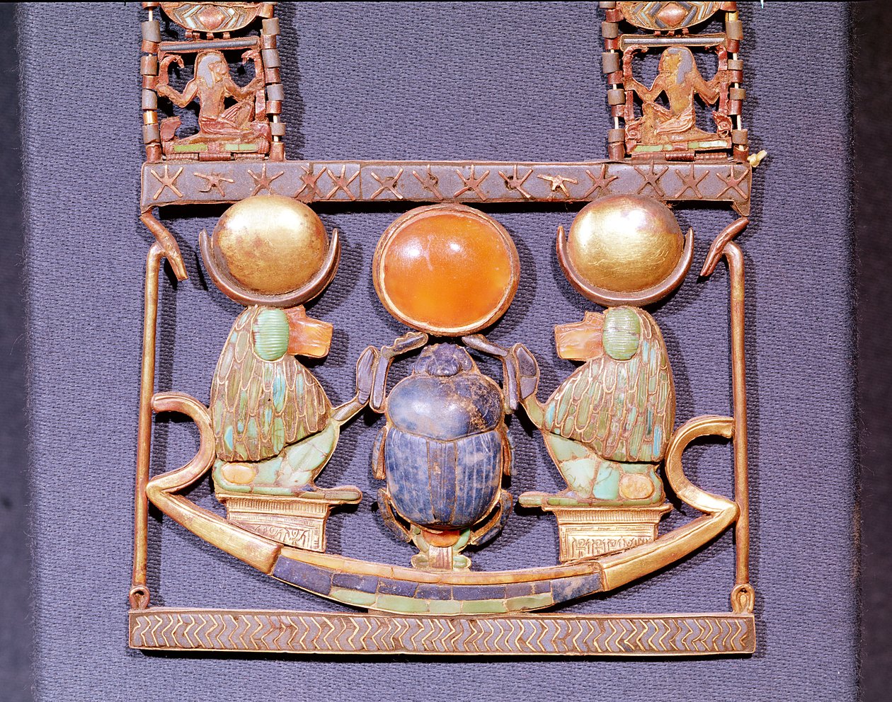 Halskette der aufgehenden Sonne, aus dem Grab von Tutanchamun (ca. 1370-52 v. Chr.) Neues Reich (Gold mit Halbedelsteinen eingelegt) (Detail) von Egyptian 18th Dynasty