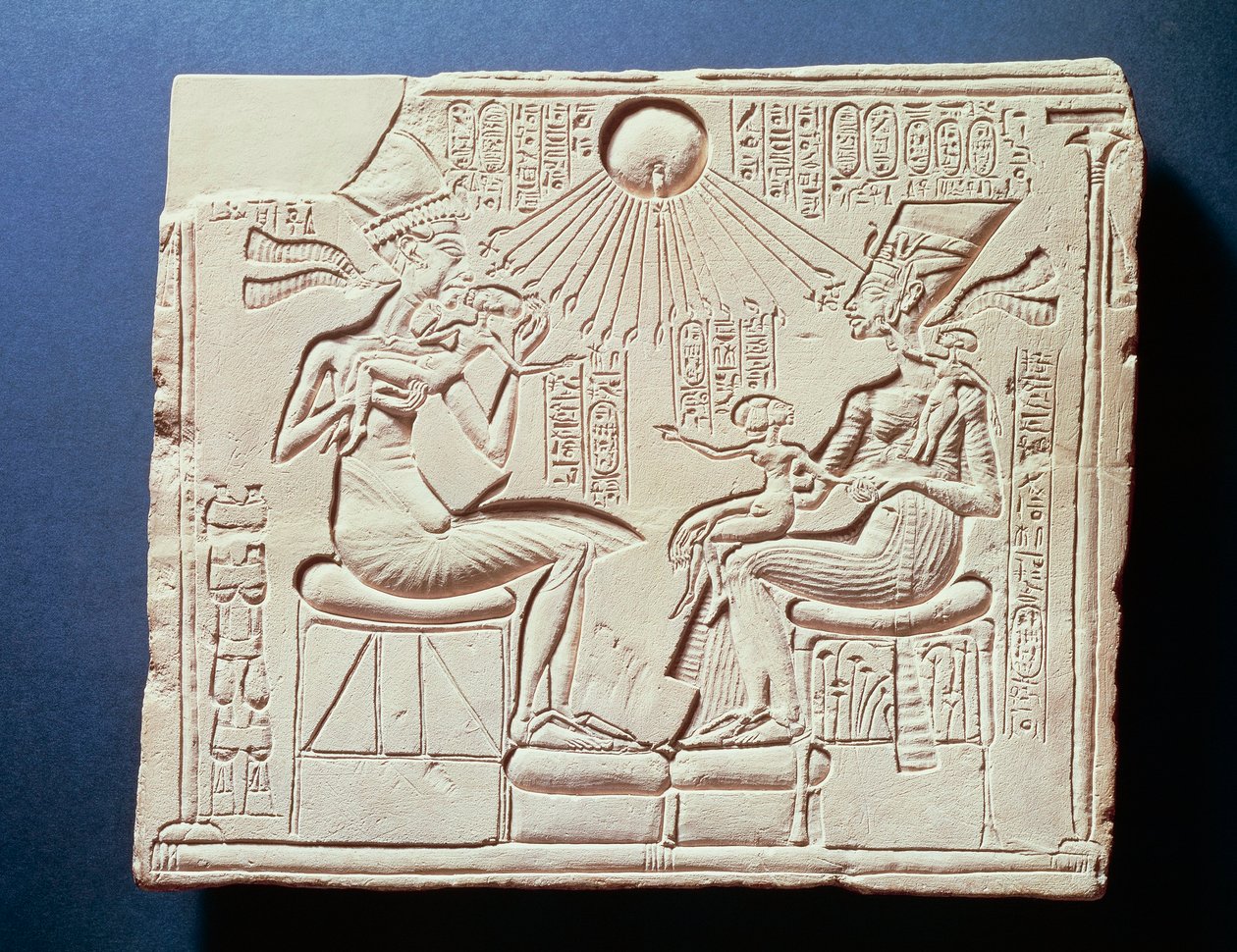 Relief, das König Amenhotep IV (Echnaton), seine Frau Nofretete und ihre Kinder unter den Strahlen des Sonnengottes Aton darstellt von Egyptian 18th Dynasty