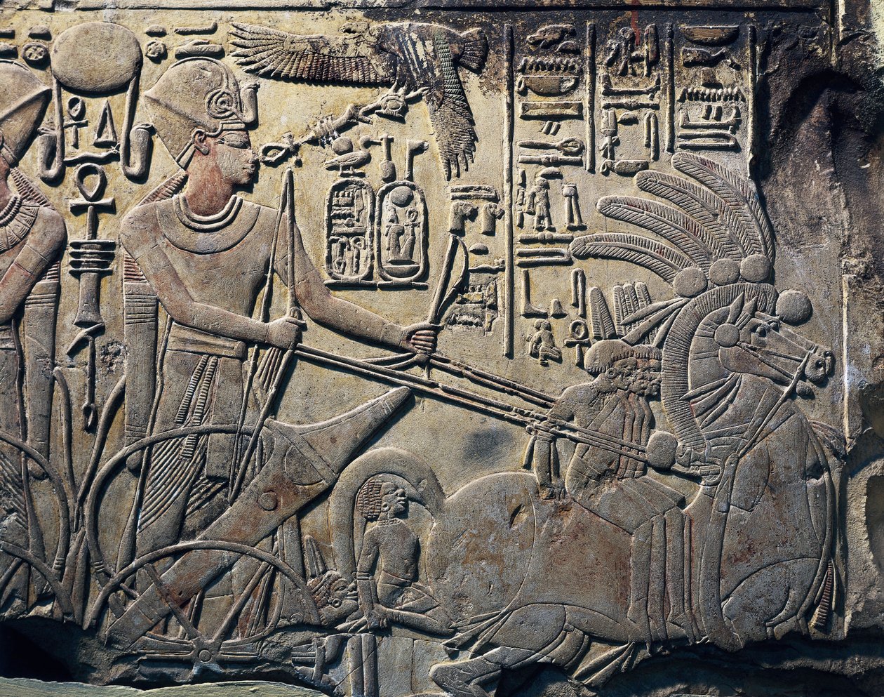 Stele von Amenhotep III zeigt den Pharao, der einen Streitwagen lenkt. 1391-1353 v. Chr. Steinskulptur. Kairo, Ägyptisches Museum, Kairo. Aus Qina, Dayr al-Bahri. Theben. von Egyptian 18th Dynasty
