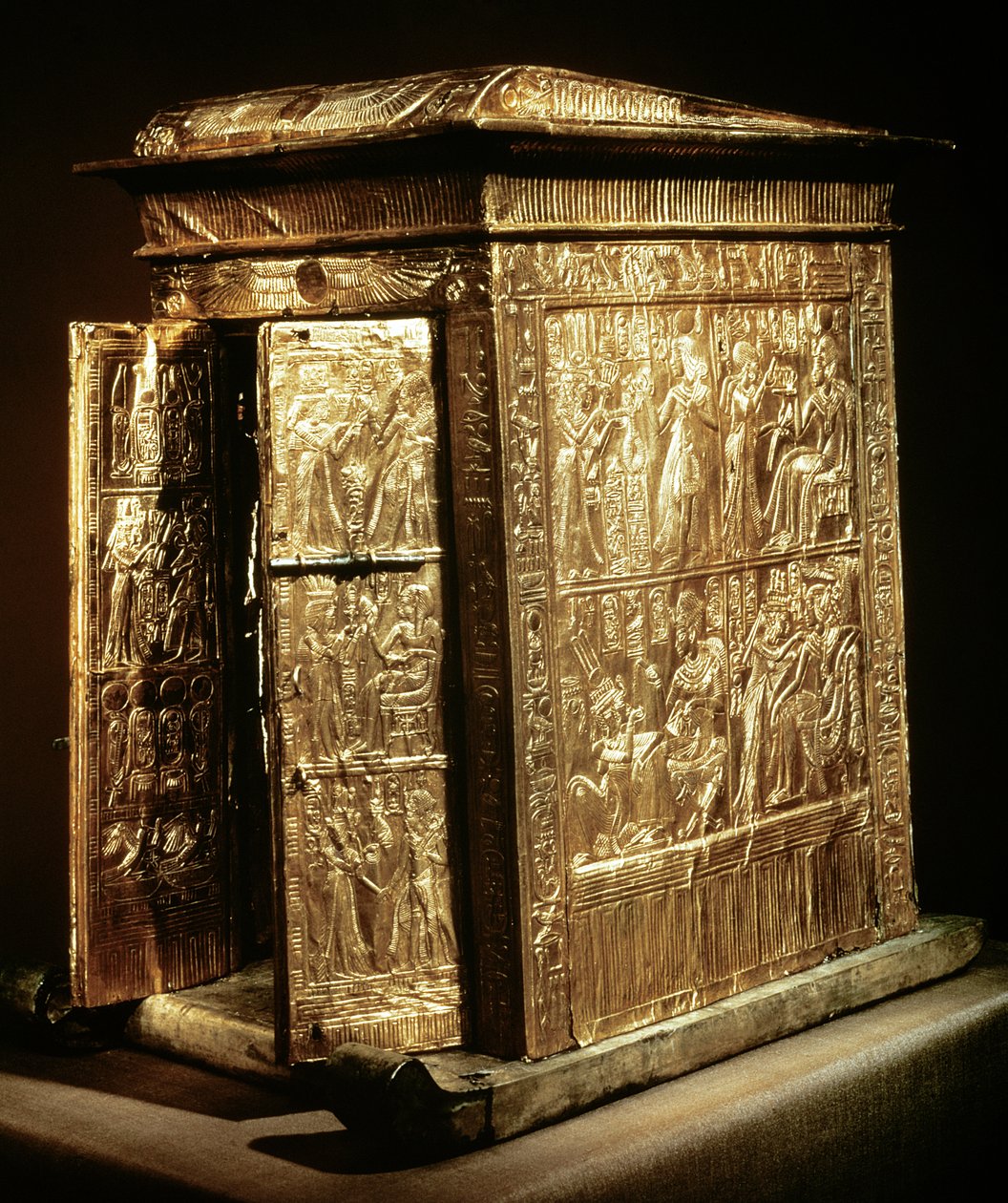 Der goldene Schrein des Tutanchamun (ca. 1370-52 v. Chr.) Neues Reich (Holz überzogen mit Gesso und Blattgold) von Egyptian 18th Dynasty