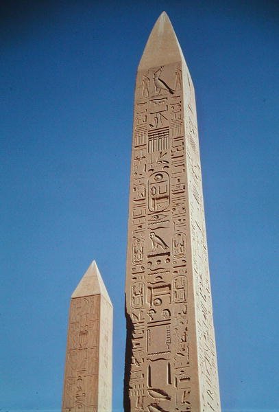 Die Obelisken von Tuthmosis I. (1504-1492 v. Chr.) und Hatschepsut (1473-1458 v. Chr.) im Großen Tempel von Amun, Neues Reich von Egyptian 18th Dynasty