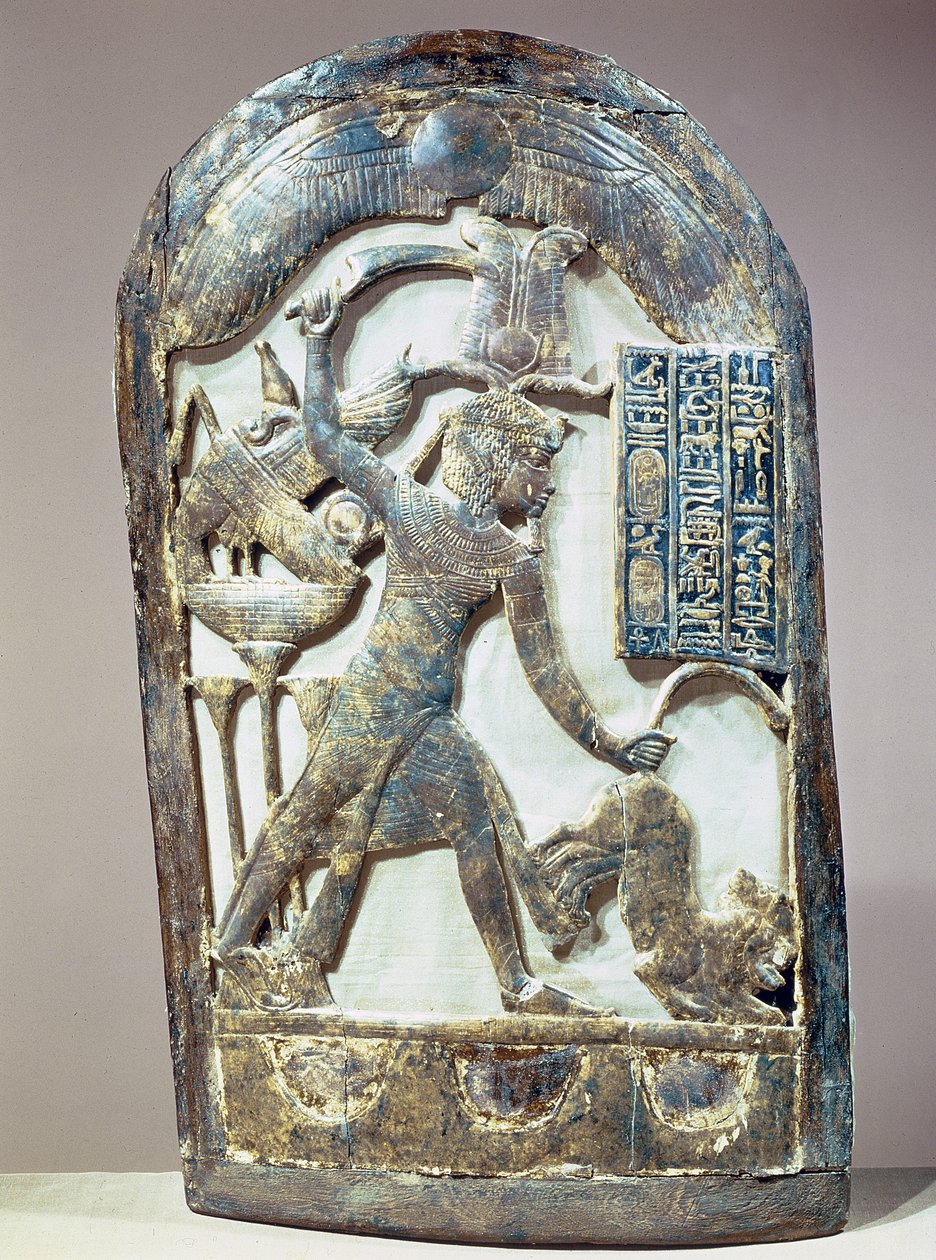 Votivschild, der den König zeigt, wie er einen Löwen tötet, aus dem Grab von Tutanchamun (ca. 1370-52 v. Chr.) Neues Reich (graviertes und vergoldetes Holz) von Egyptian 18th Dynasty