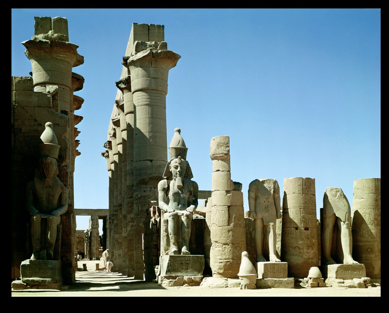 Kolossalstatuen von Ramses II. (ca. 1279-1213 v. Chr.) und das Pylon von Amenophis III. (1403-1365 v. Chr.), im Peristylhof von Egyptian 19th Dynasty