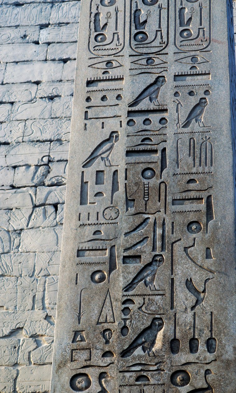 Detail des rosafarbenen Granitobelisken, Höhe 25 Meter, in Auftrag gegeben von Ramses II., Tempel des Amun, Karnak-Tempelkomplex, Luxor, Theben (Unesco-Welterbestätte) von Egyptian 19th Dynasty