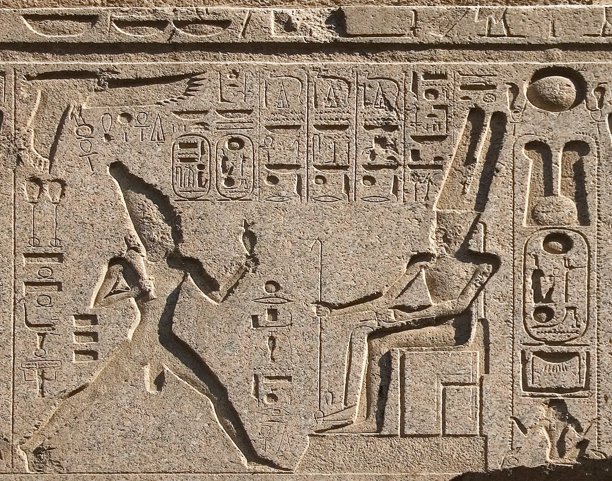 Ägyptische Antike: Detail des Architravs, der die Darstellung von Pharao Ramses II. ehrt den Gott Amon und Hieroglyphen schmückt, Tempel von Pharao Ramses II. (1292-1186 v. Chr.) in Luxor. Ostufer (Theben), Ägypten von Egyptian 19th Dynasty