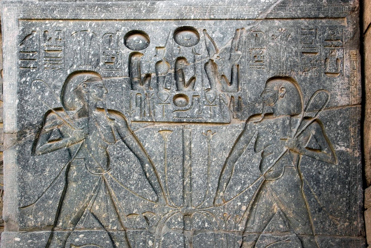Ägyptische Antike: Detail des Sockels der Statue von Pharao Ramses II. (1292-1186 v. Chr.), das die Vereinigung von Ober- und Unterägypten darstellt. Tempel von Luxor. Ostufer (Theben), Ägypten von Egyptian 19th Dynasty