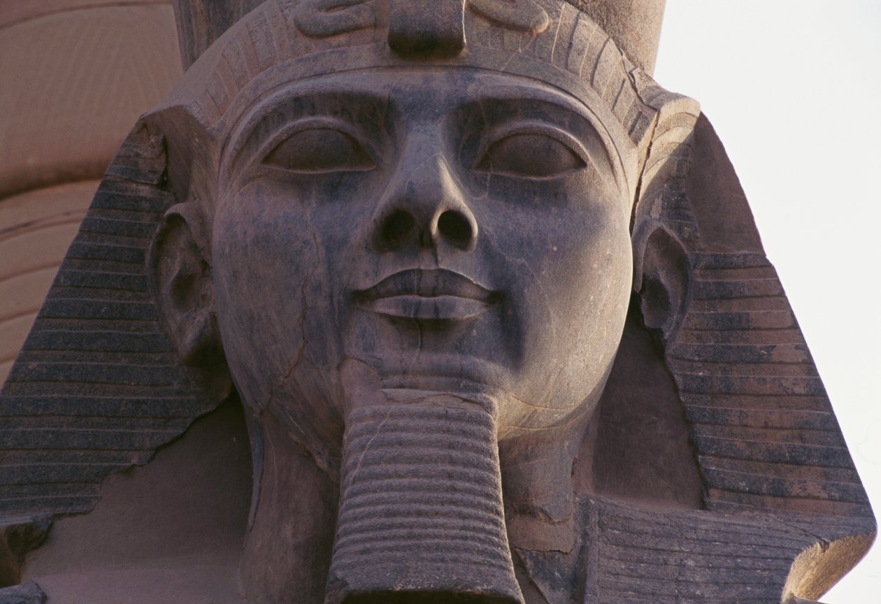 Gesicht der Statue von Ramses II sitzend, Thebanische Nekropole von Egyptian 19th Dynasty