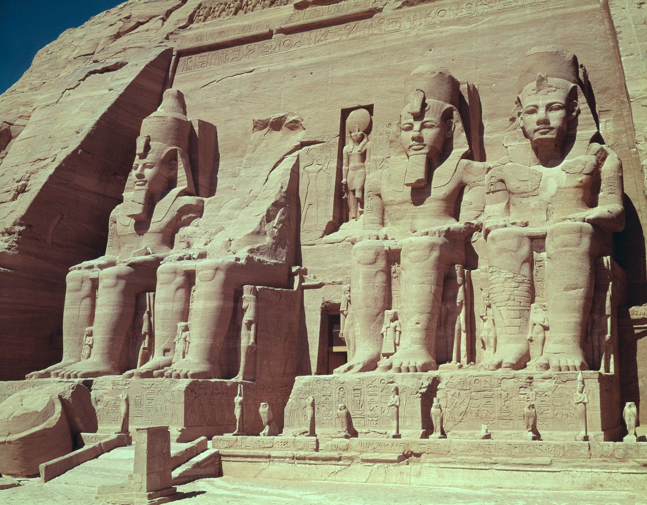 Vier kolossale Figuren des Königs, aus dem Tempel von Ramses II., Neues Reich, um 1279-1213 v. Chr. von Egyptian 19th Dynasty
