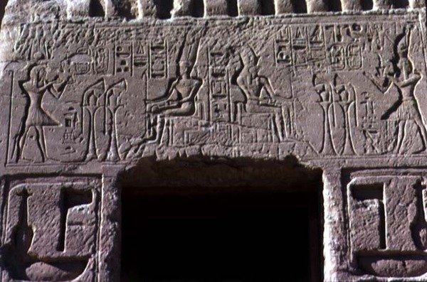 Sturz über der Eingangstür des Tempels der Königin Nefertari, Neues Reich, ca. 1250 v. Chr. von Egyptian 19th Dynasty