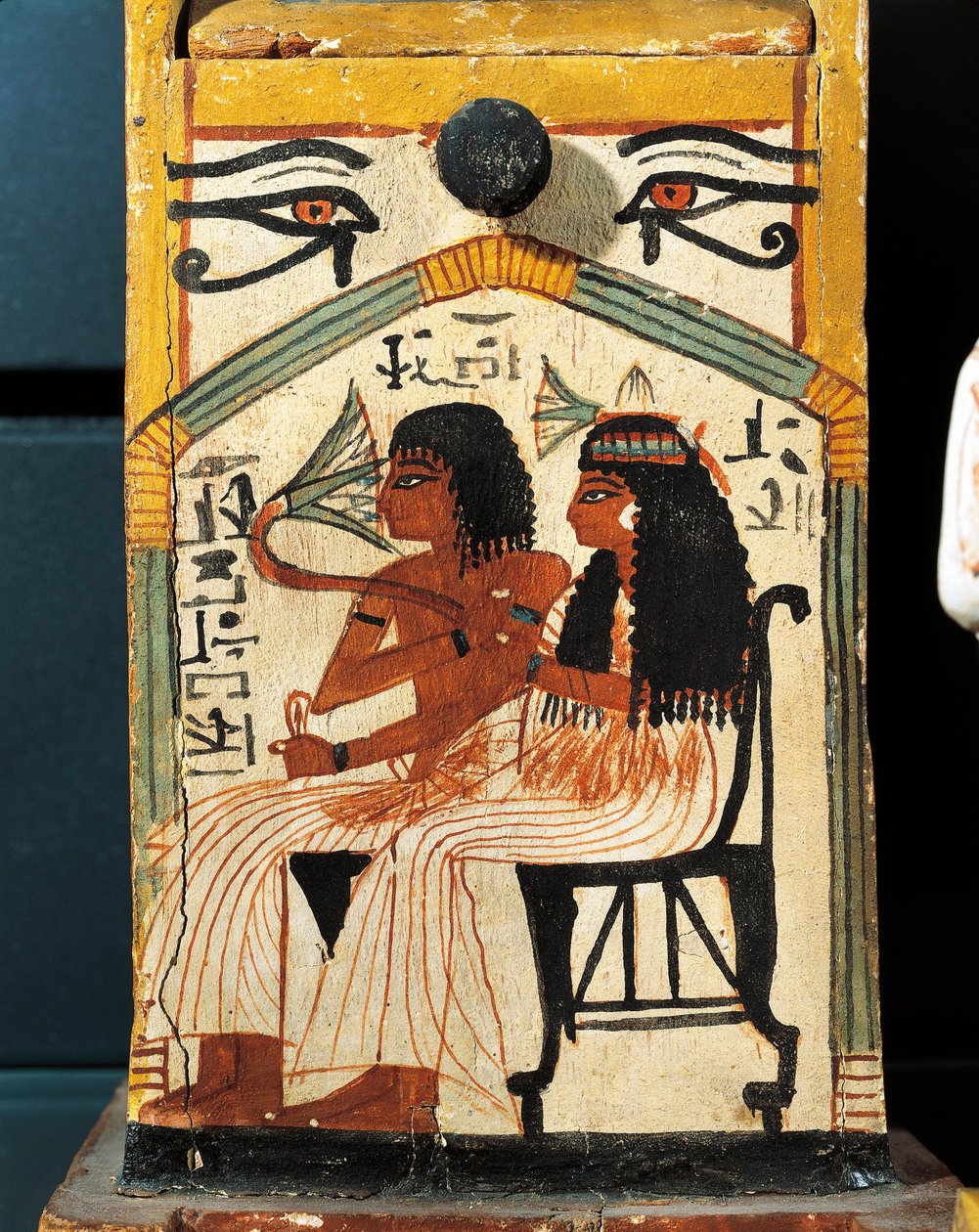Bemalte Holzschabti-Box von Khabekhent, Verstorbener sitzt mit seiner Frau, Detail von Egyptian 19th Dynasty