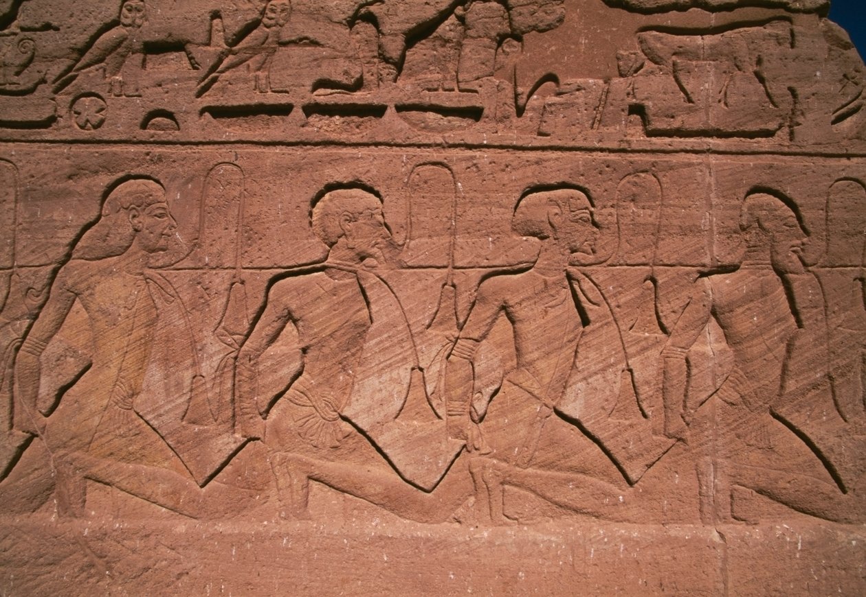 Gefangene des Nordens, Basrelief am Sockel der Giganten des Großen Tempels von Ramses II., Abu Simbel (UNESCO-Welterbeliste) von Egyptian 19th Dynasty