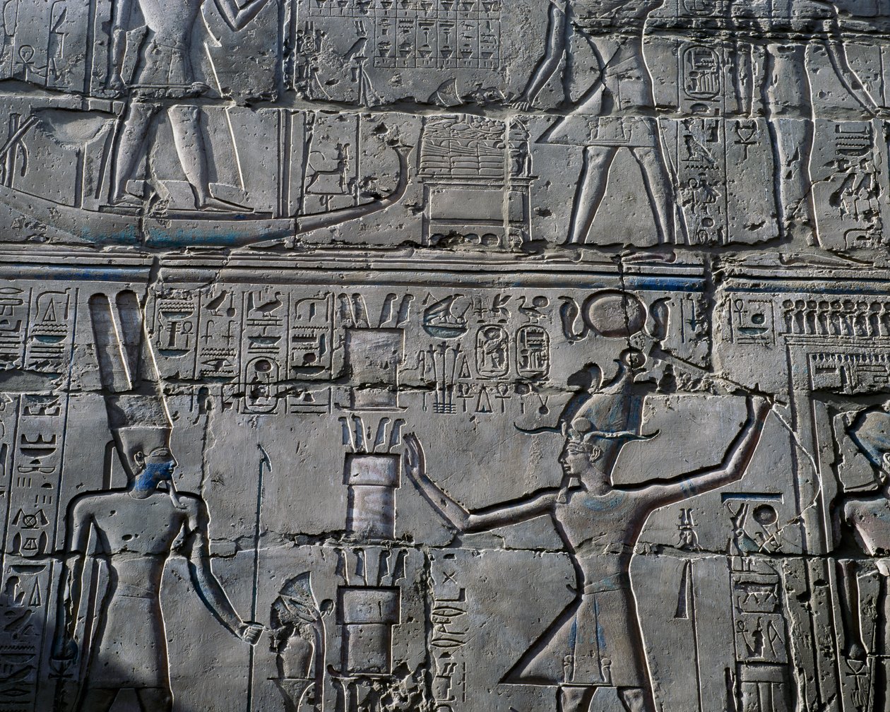 Königin Hatschepsut vor Gott Amun, Detail von Szenen der Opfergaben an die Götter, Relief, Innenwände der Großen Hypostylhalle, Karnak-Tempelkomplex (Unesco-Welterbeliste) von Egyptian 19th Dynasty