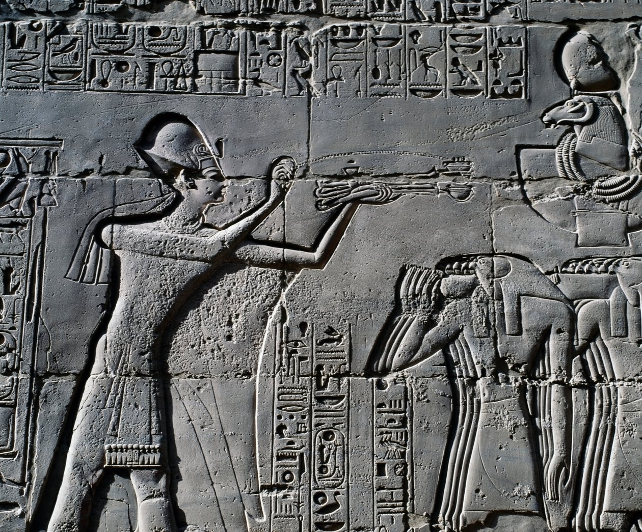 Ramses II. vor dem heiligen Boot, Relief, Innenwände der Großen Hypostylhalle, Karnak-Tempelkomplex (Unesco-Welterbeliste) von Egyptian 19th Dynasty