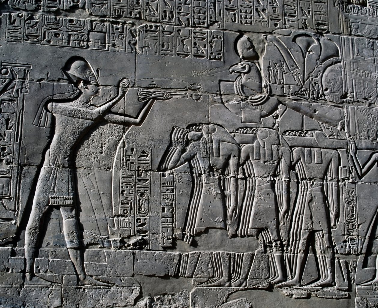 Ramses II bringt Opfer vor dem heiligen Boot dar, Relief, Innenwände der Großen Säulenhalle, Karnak-Tempelkomplex (Unesco-Welterbeliste) von Egyptian 19th Dynasty
