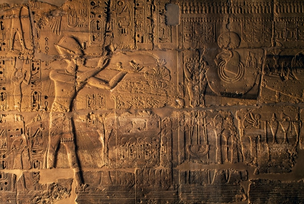 Ramses II. bringt Opfer vor dem heiligen Boot, Karnak, Ägypten (Relief) von Egyptian 19th Dynasty