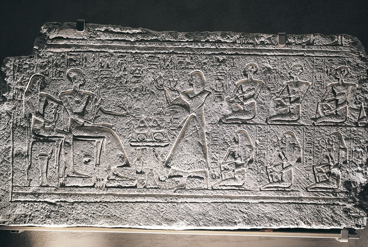 Relief von Ptahotep und Tauseret aus Saqqara, das Paar erhält Angebote von ihrem ältesten Sohn Amenheb und anderen Kindern von Egyptian 19th Dynasty
