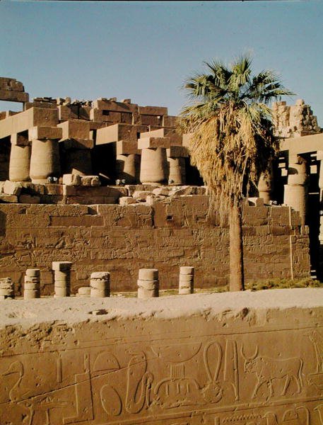 Mauer von Ramses II. und der Tempel von Tuthmosis von Egyptian 19th Dynasty