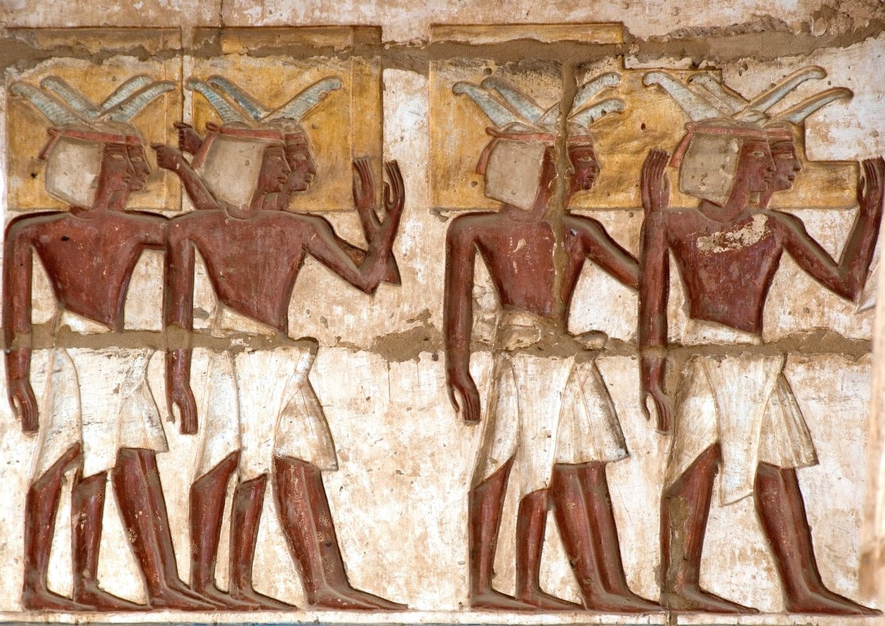 Ägyptische Antike: erster Hof, Detail der bemalten Reliefs, die eine Gruppe von Nubiern darstellen, die dem Pharao Opfergaben bringen. Totentempel von Ramses III. (1187-1156 v. Chr.). Luxor, Medinet Habu, Ägypten von Egyptian 20th Dynasty