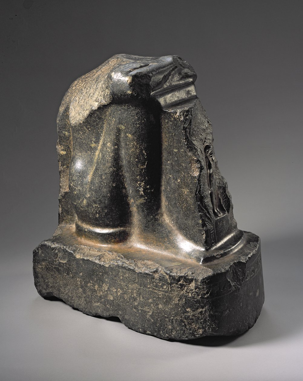 Fragment einer naophoren Statue, Spätzeit (Basalt) von Egyptian 26th Dynasty