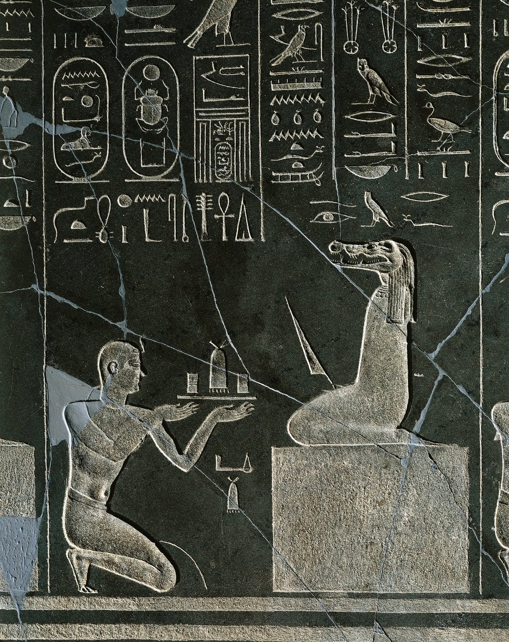 Dolerit-Relief von Nectanebo I., König, der ein Geschenk an einen krokodilköpfigen Dämon überreicht, aus Heliopolis im Tempel von Atum von Egyptian 30th Dynasty