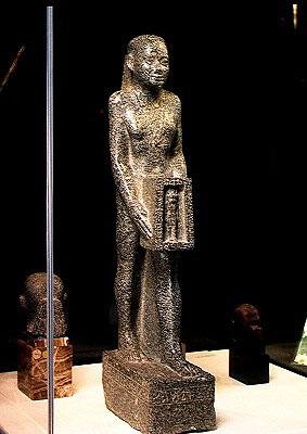 Der Wesir Psamerikseneb bietet dem Stier Mnevis ein Heiligtum an, Spätzeit, ca. 358-341 v. Chr. von Egyptian 30th Dynasty