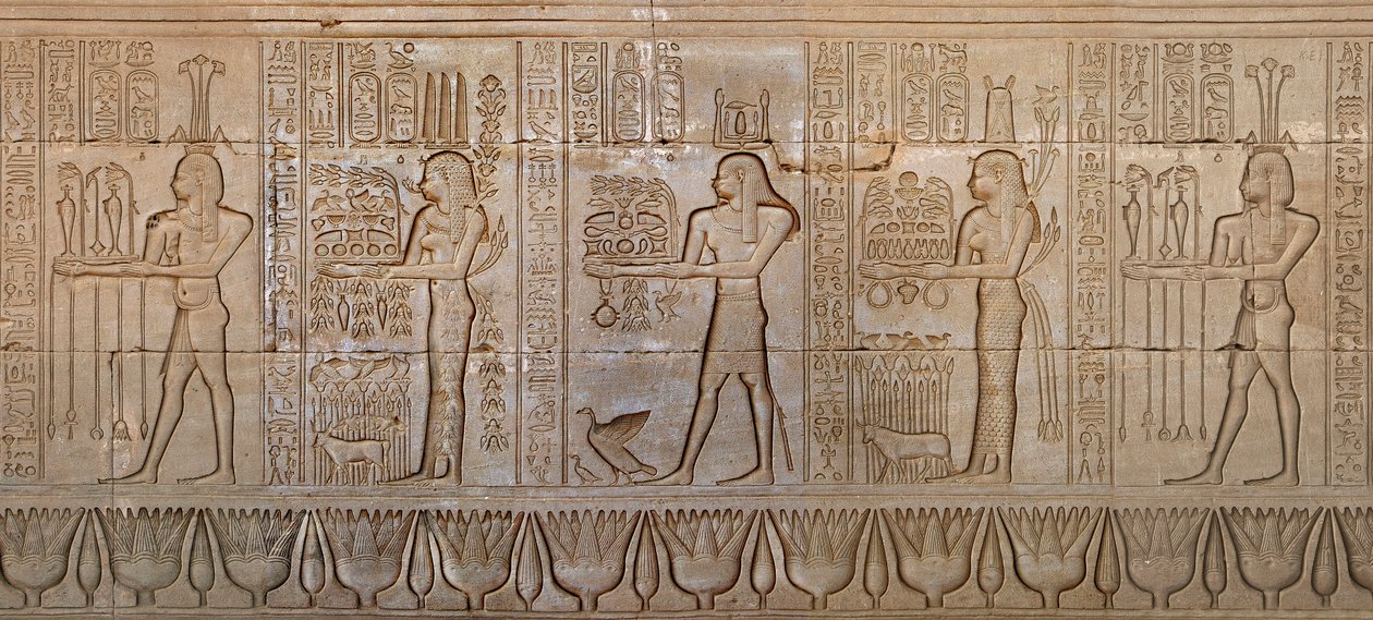 Ägyptische Antiquität: Prozession der Gottheiten - Detail der Ostwand des Tempels der Göttin Hathor in Denderah, Ägypten - Ägyptische Zivilisation: Prozession der Gottheiten, geschnitzt an der Wand des Hathor-Tempels in Denderah, erbaut unter der von Egyptian 6th Dynasty