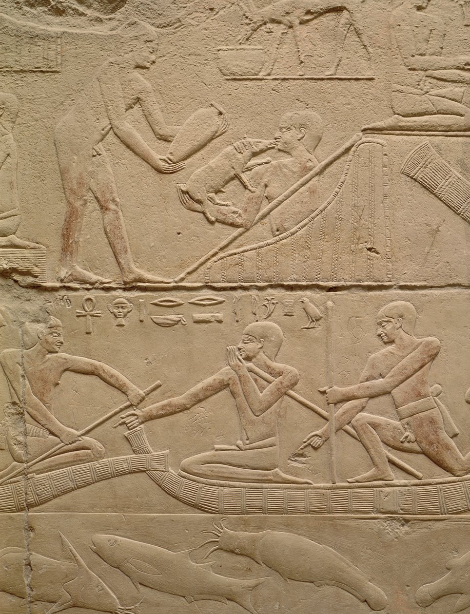 Relief, das einen Mann zeigt, der ein neugeborenes Ferkel pflegt, und Männer in Papyrusbooten, aus dem Mastaba von Kagemni, Altes Reich von Egyptian 6th Dynasty