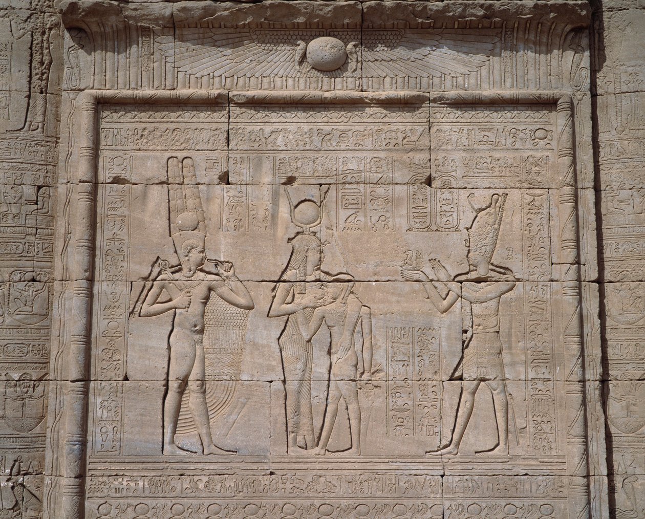 Ägyptische Antike: Blick auf die Flachreliefs des Tempels der Göttin Hathor in Denderah von Egyptian Egyptian