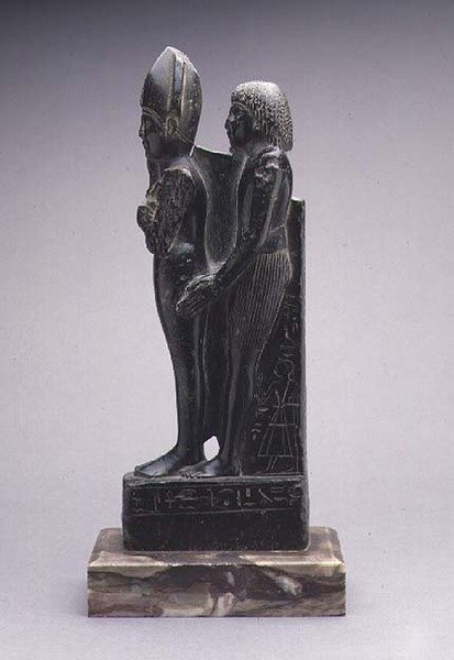 Gruppe eines Mannes, der eine Darstellung von Osiris präsentiert von Egyptian Egyptian
