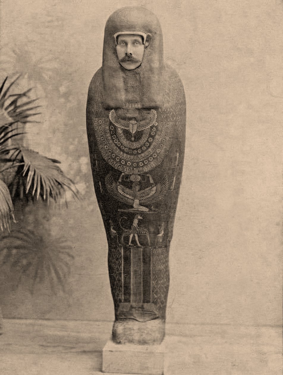 Erzherzog Franz Ferdinand von Österreich posiert als Mumie in Kairo von Egyptian Photographer
