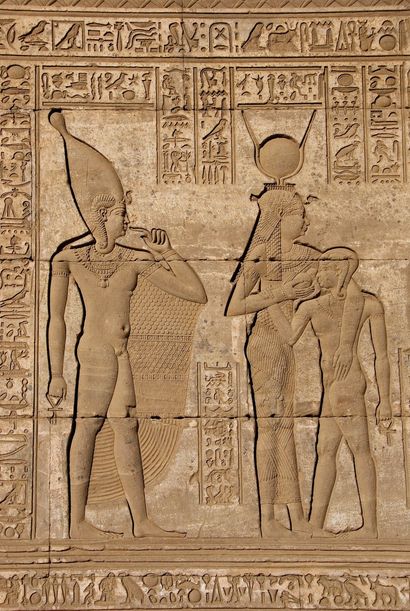 Ägyptische Antike: Römischer Mammisi, der die Geburt von Ihy, Sohn der Hathor, feiert - Detail von Reliefs und Hieroglyphen: die Göttin Isis - Hathor stillt ihren Sohn Ihi und hinter ihr ein weiteres Bild von Ihi mit einem Finger im Mund, das anzeigt, dass von Egyptian Ptolemaic Period