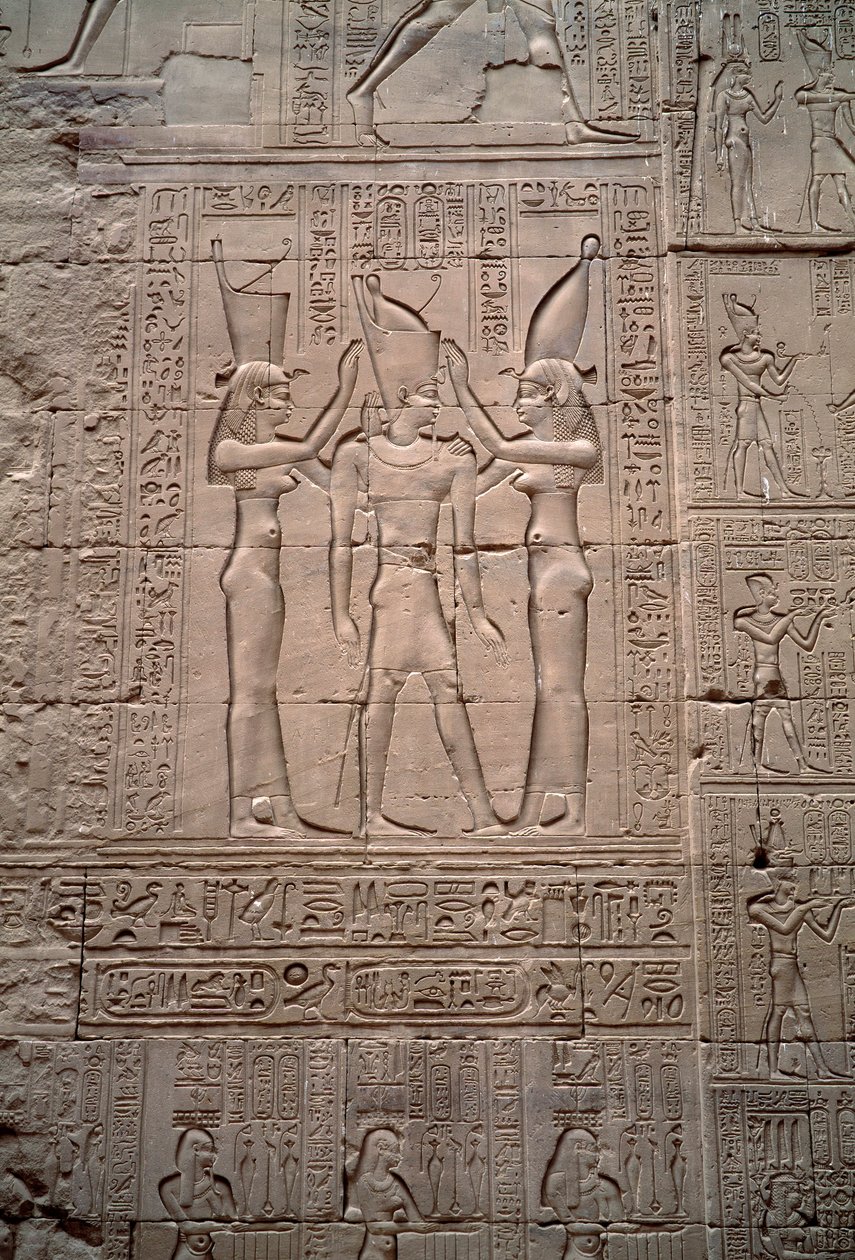 Ägyptische Antiquität: Flachrelief, das die Krönung von König Ptolemaios IV. darstellt. Tempel von Horus, Edfu, Ägypten von Egyptian Ptolemaic Period