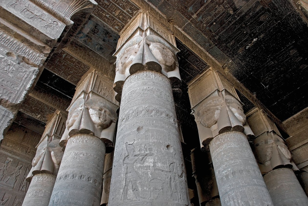 Ägyptische Antike: Teilansicht des Hypostylraums mit Säulen, die die Göttin Hathor darstellen. Tempel der Hathor, Denderah, Ägypten von Egyptian Ptolemaic Period