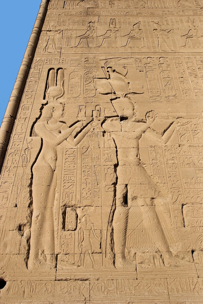 Ägyptische Antiquität: Relief von der Rückwand des Tempels der Göttin Hathor, Darstellung von Kleopatra und Caesarion, Denderah, Ägypten von Egyptian Ptolemaic Period