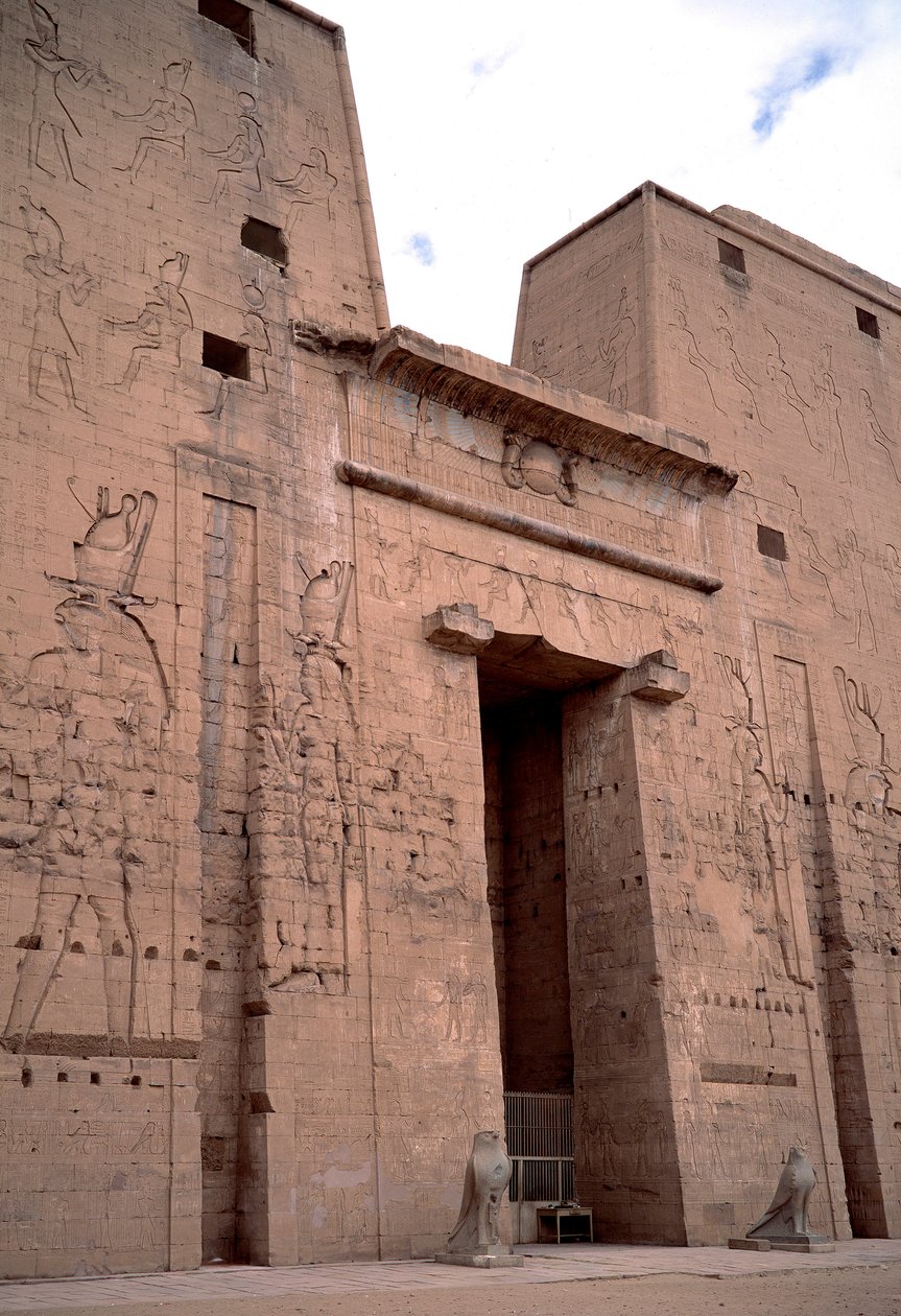 Ägyptische Antike: Ansicht des Eingangs zum Tempel von Edfu, gewidmet der Gottheit Horus von Egyptian Ptolemaic Period