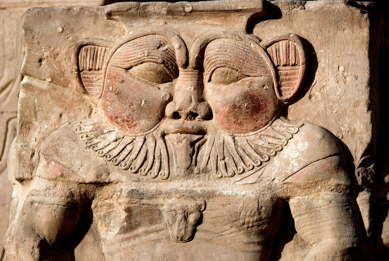 Ägyptische Antiquitäten: die Gottheit Bes. Detail eines Flachreliefs des Tempels der Göttin Hathor. Tempel von Hathor, Dendera von Egyptian Ptolemaic Period