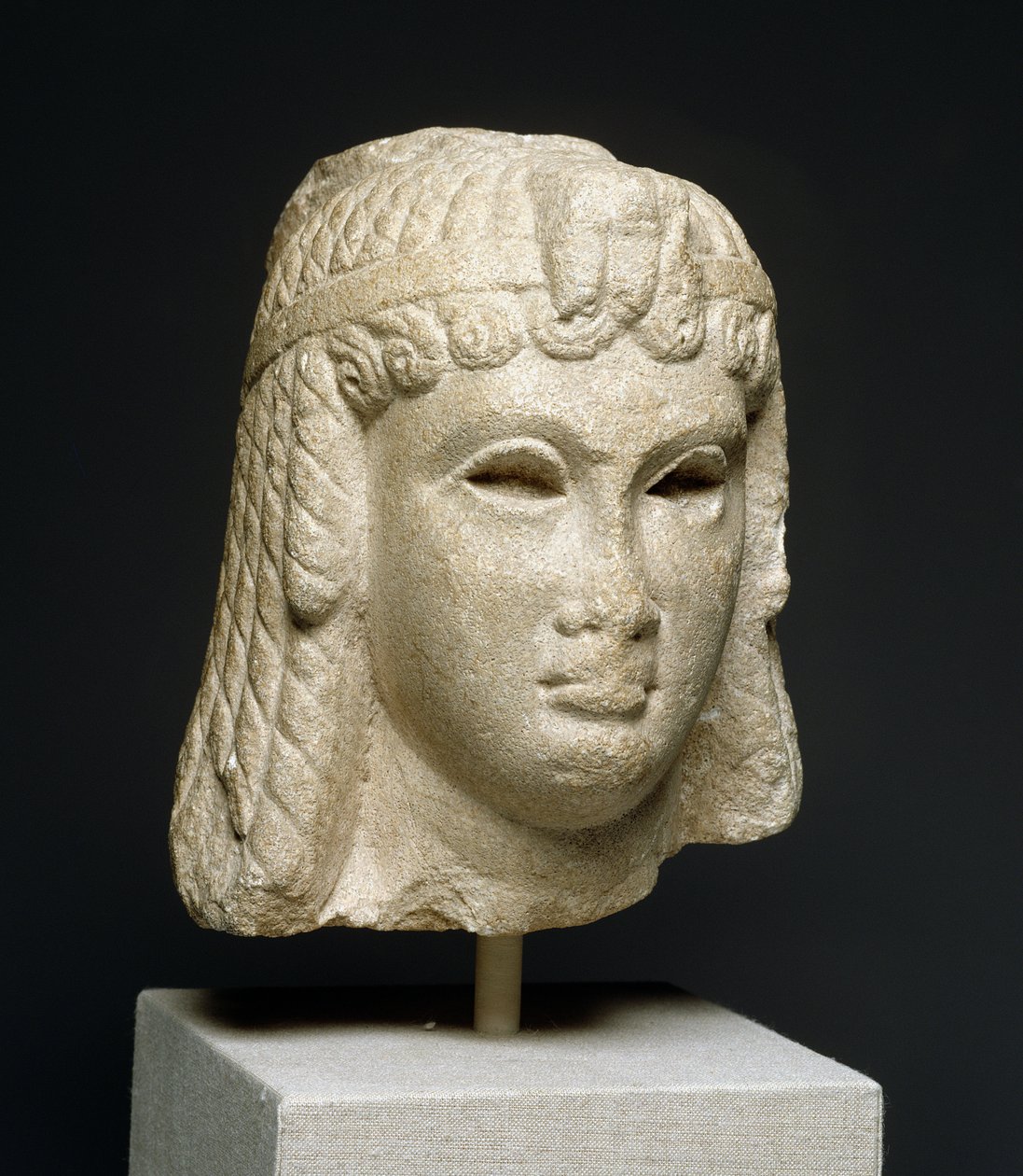 Kopf einer Königin mit schwerer Perücke, möglicherweise Kleopatra VII (69-30 v. Chr.) von Egyptian Ptolemaic Period