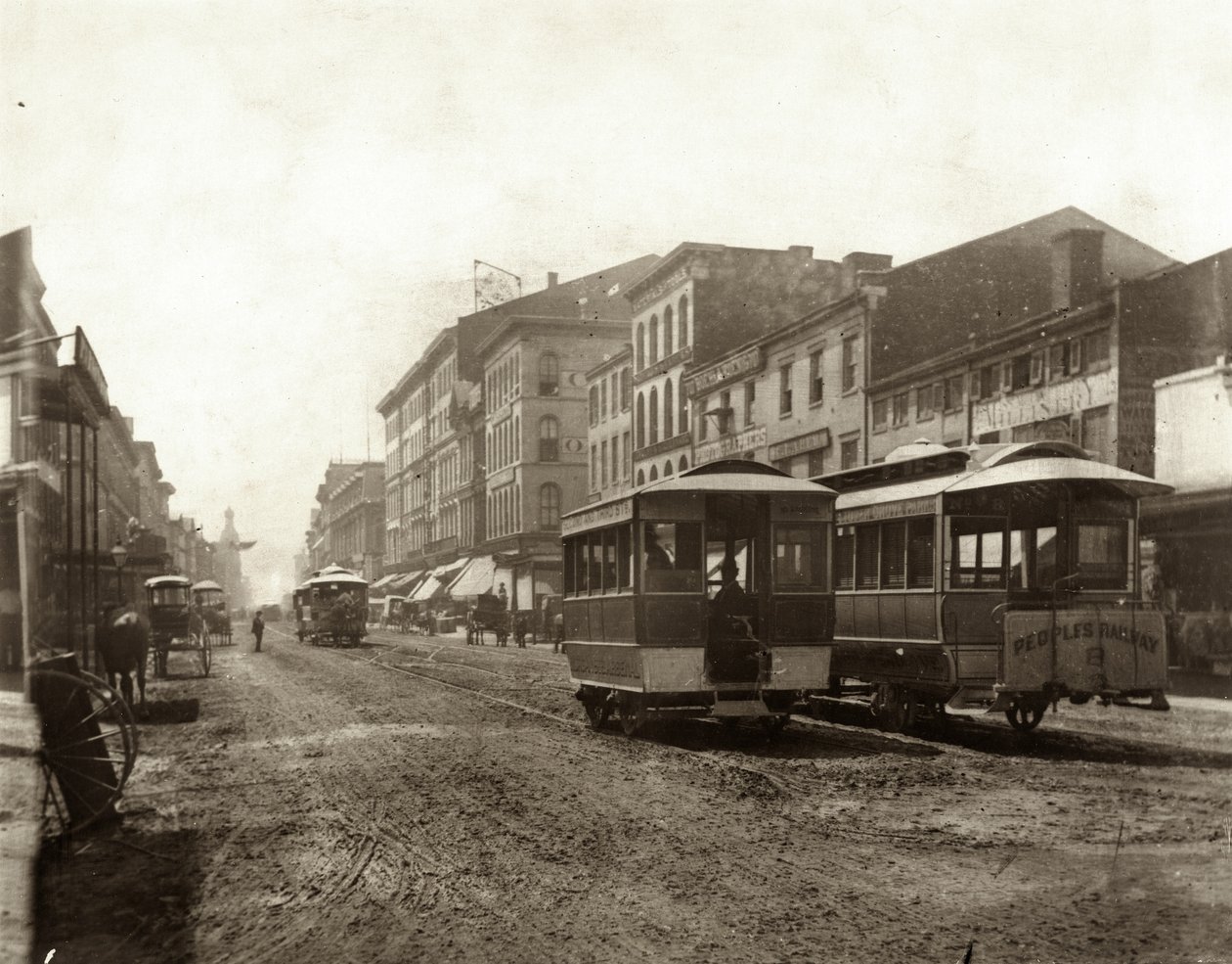 Blick auf Straßenbahnen, die auf der Fourth Street südlich der Morgan Street fahren. Die Morgan Street war auch als Delmar Boulevard und später als Convention Plaza bekannt von Emil Boehl