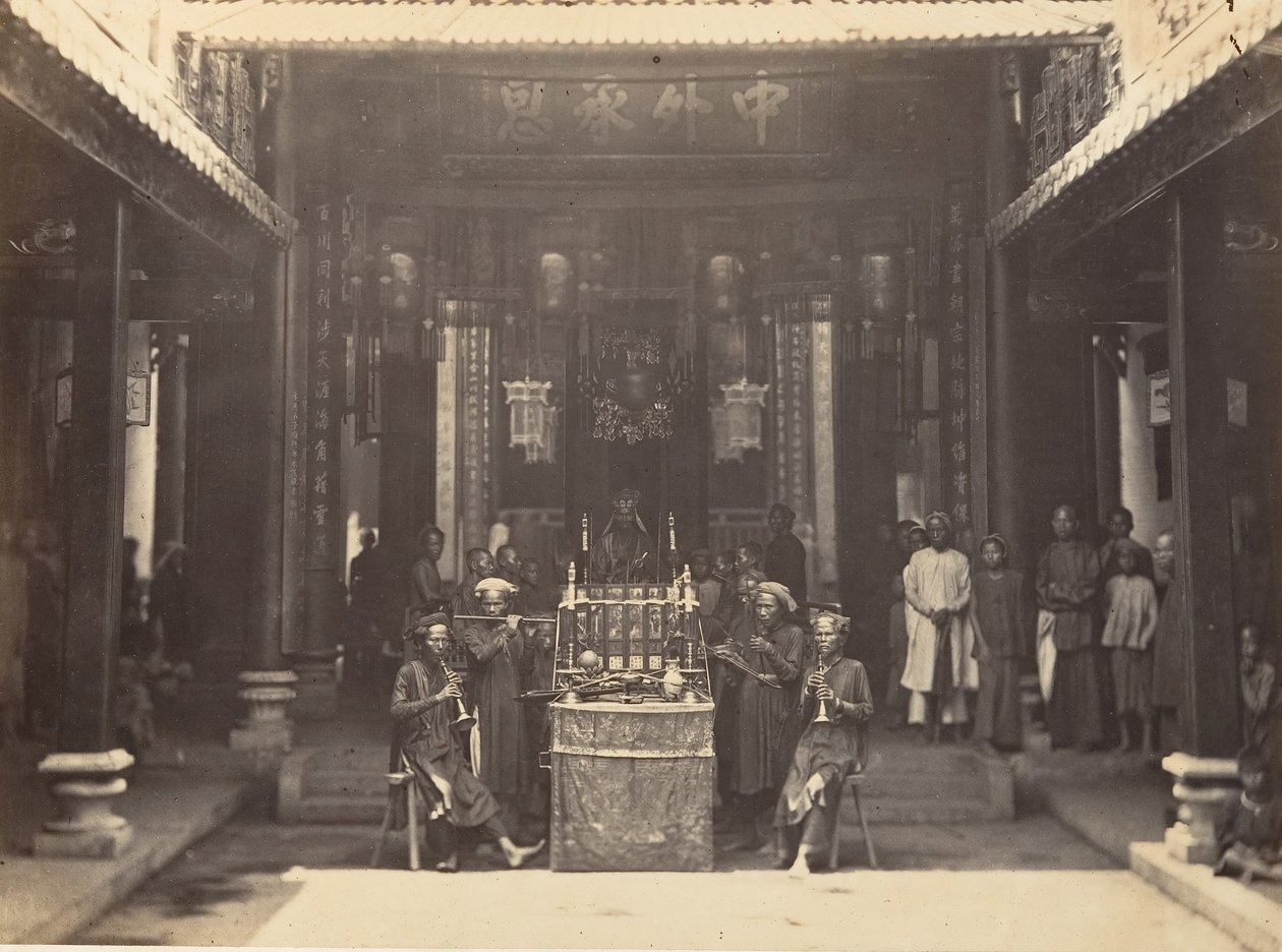 Religiöse Zeremonie in der chinesischen Pagode von Cholen, Saigon, Cochinchina von Emile Gsell