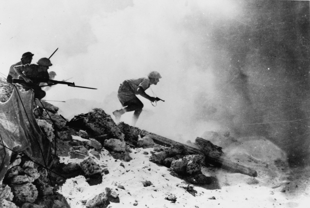 Ein britischer Offizier führt seine Männer mit Revolver und aufgepflanztem Bajonett an, 2. Schlacht von El Alamein, 1942 von English Photographer