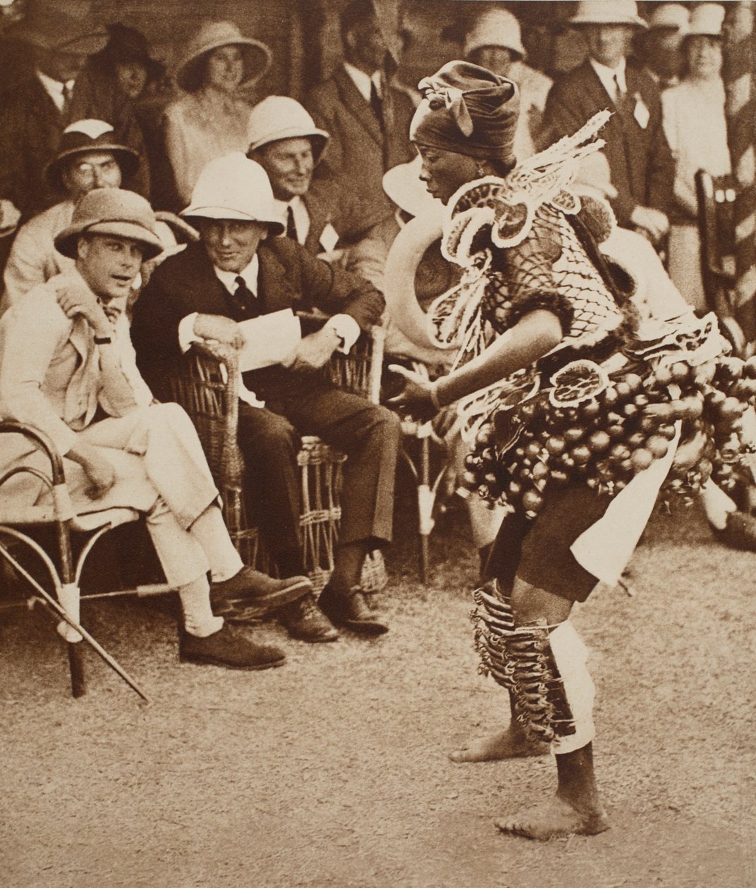 Ein Einheimischer tanzt für König Edward VIII. auf dem Weg nach Südafrika, Freetown, Sierra Leone von English Photographer