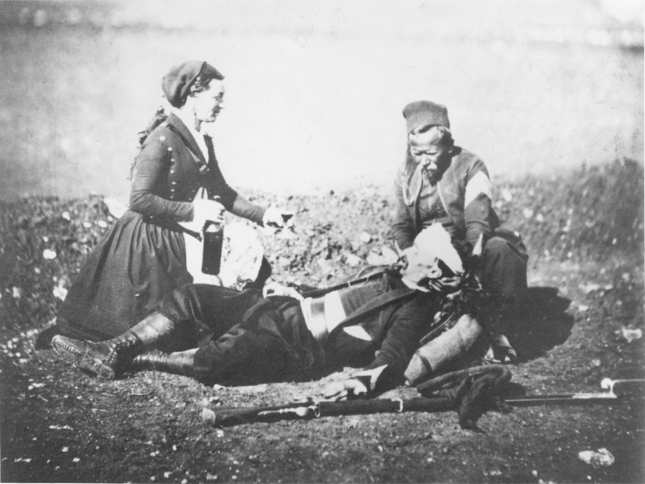 Eine Krankenschwester pflegt einen Verwundeten auf der Krim, ca. 1855 von English Photographer