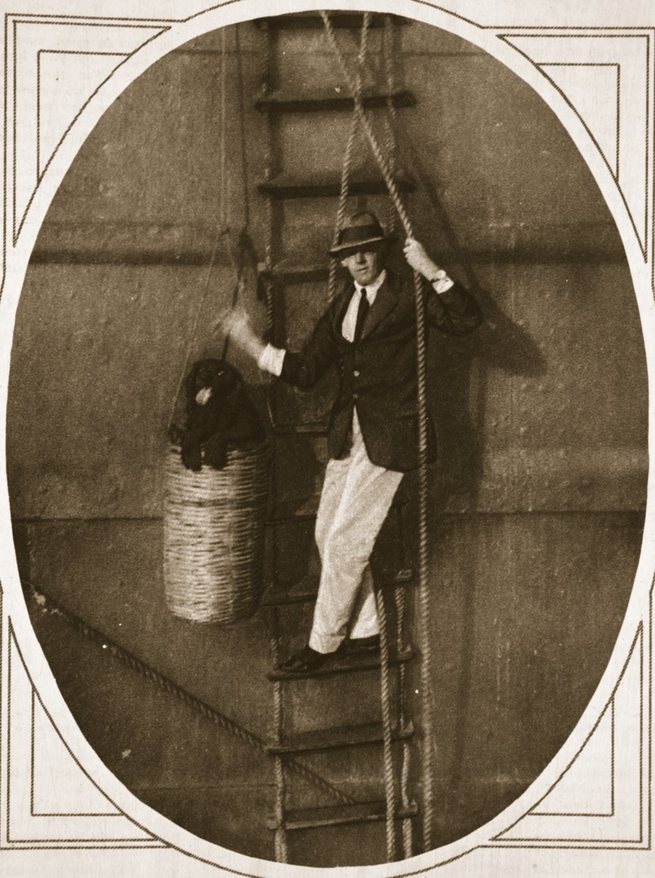 Immer bereit an Land zu gehen: einen Hund in ein Boot zum Landen absenken, Illustration aus The Illustrated War News, 6. September 1916 von English Photographer