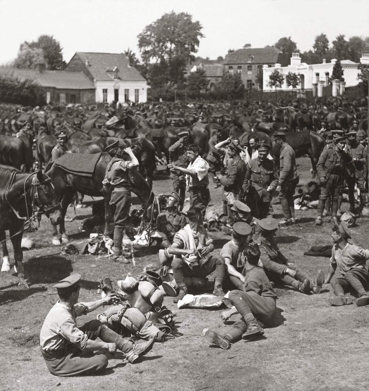 Kavallerie, immer bereit in Erwartung eines Durchbruchs, ruht ihre Pferde in einem französischen Dorf aus von English Photographer