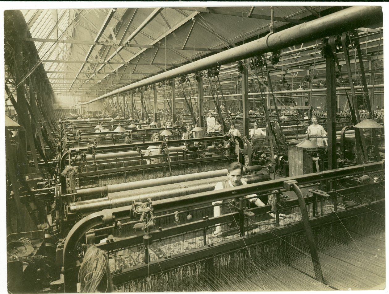 Chenille-Einstellung, Teppichfabrik, 1923 von English Photographer
