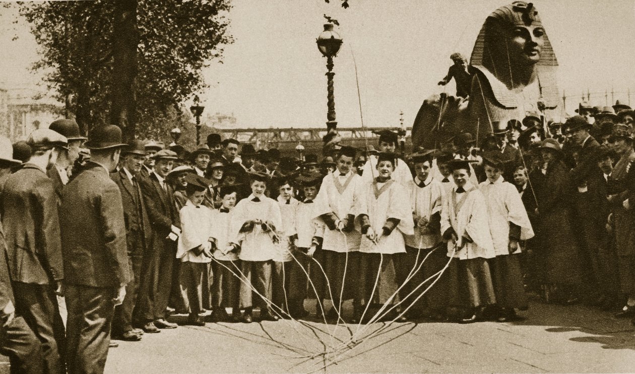 Chorknaben von St. Clement Danes markieren die Grenzen ihrer Pfarrei, auf dem Embankment von English Photographer